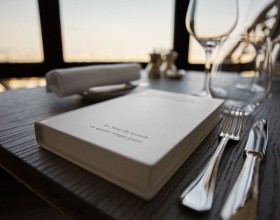 Table setting of the restaurant Jules Verne