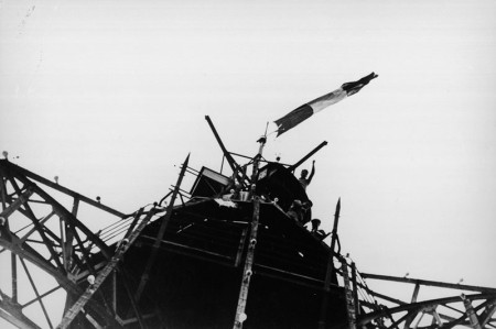 Photo of the summit with the flag during the Liberation of Paris in August 1944