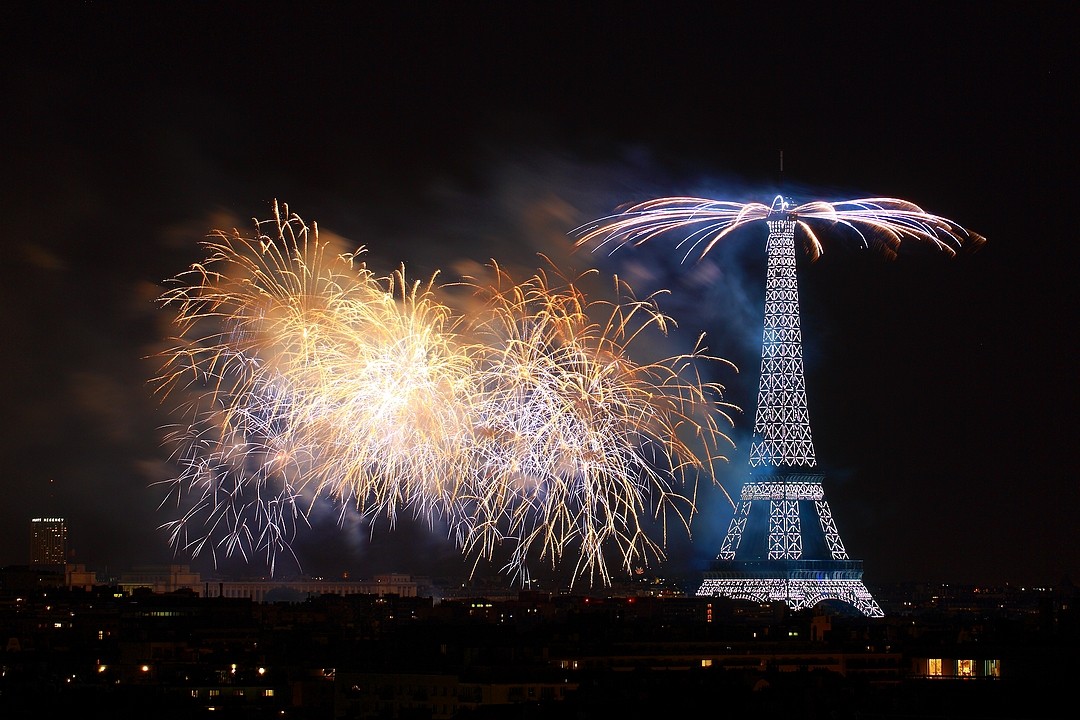 Photo of fireworks over the Eiffel Tower