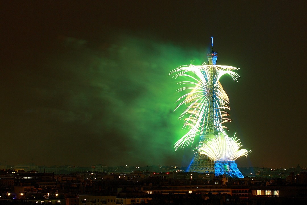 Photo of fireworks over the Eiffel Tower